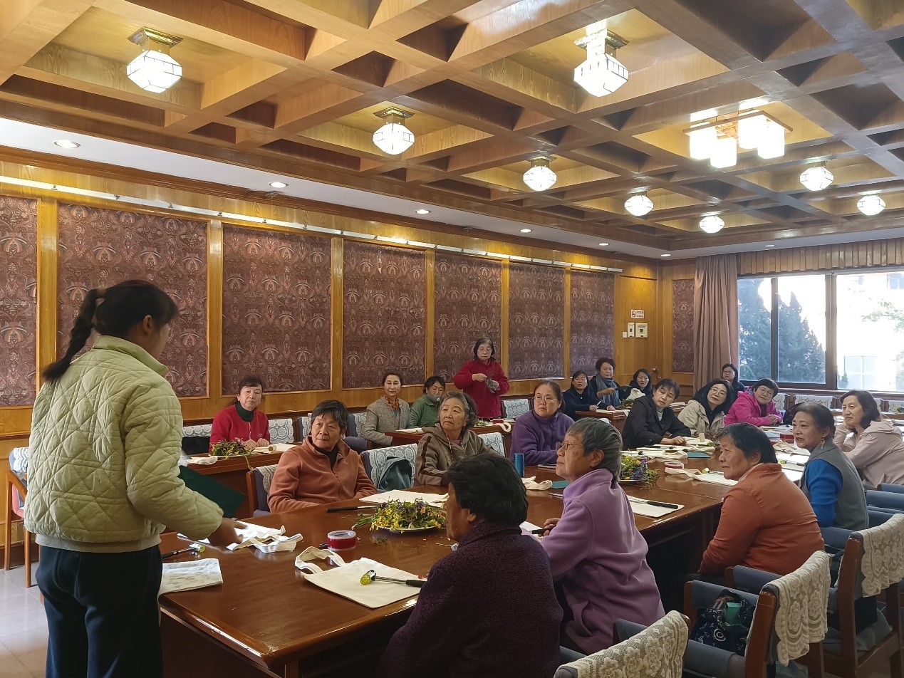 职能部门党委开展“夕阳印彩,快乐拓染”退休女职工“...